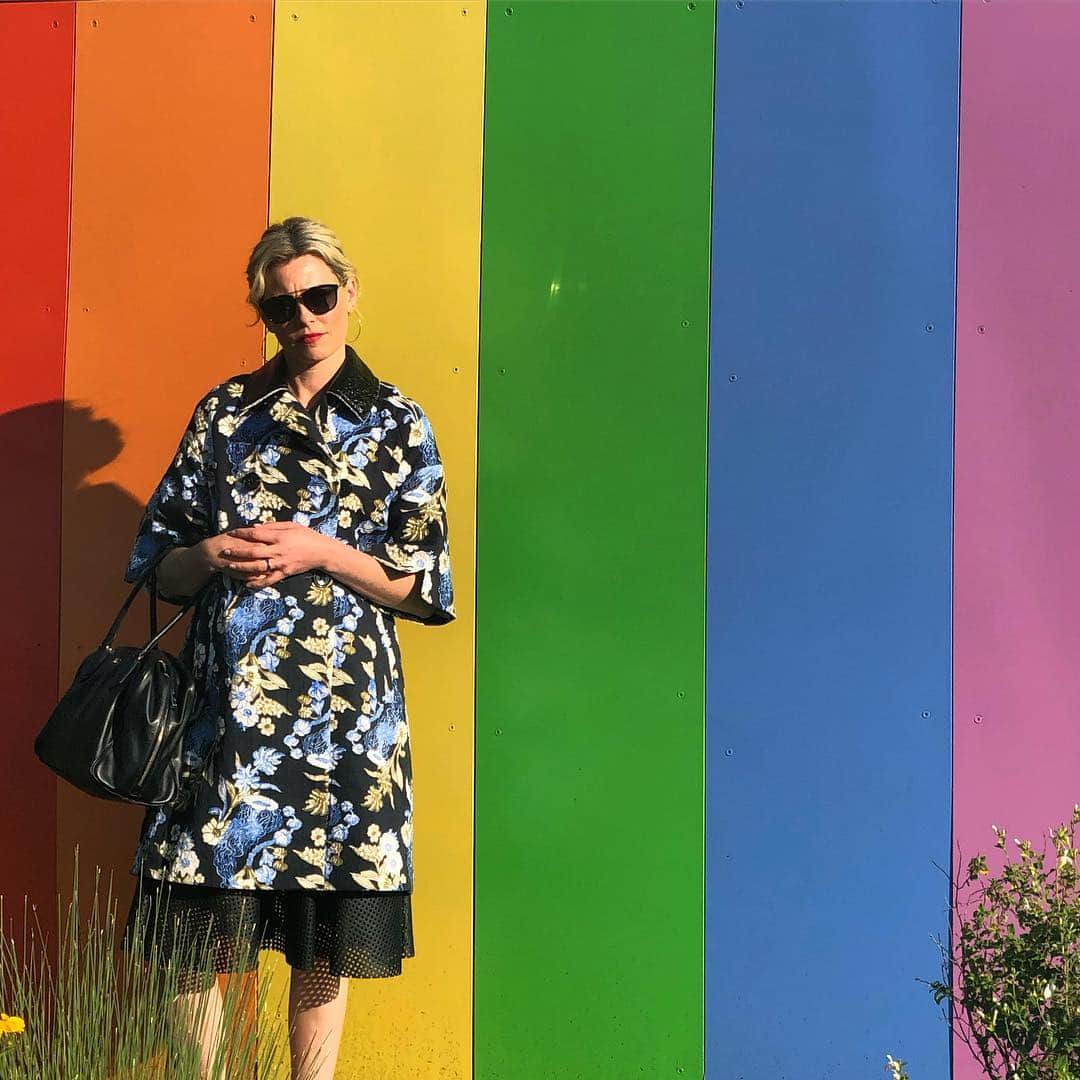 エリザベス・バンクスさんのインスタグラム写真 - (エリザベス・バンクスInstagram)「🌈 feeling very ladylike in front of this rainbow.」3月27日 9時18分 - elizabethbanks