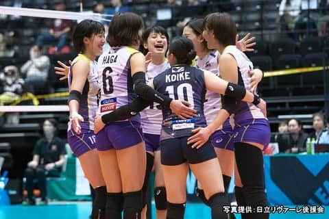 小野寺友香さんのインスタグラム写真 - (小野寺友香Instagram)「＊ 2018/19 V.LEAGUE DIVISION1  ご支援ご声援ありがとうございました。 どんな出逢いも大切に。 沢山の人の支えがあって今の自分がある事。 今プレーが出来ている事を当たり前に思わずに、  色んな人の立場になって考えて、言動行動していこう。  感謝の気持ちをプレーで勝利で返せるように。 もっとプレーも人としても成長出来るよう頑張ります。まだまだこれから。 ... 同じような写真だけど、1試合1試合その時その時1人1人のそれぞれの色んな感情があって...思い返すと全部違って。 * ひさえさんがスパイク打ってる時の写真、何でこんなに他の皆が笑ってるんだろう。面白い。楽しそう。ちょっと怖い。 ブロックする時、ちゃんと目開けよーっと。 そしてナミさんか私、絶対この後吸い込んでる🏐」3月27日 9時30分 - derayu_322