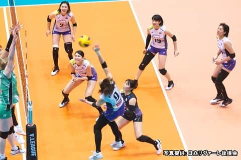 小野寺友香さんのインスタグラム写真 - (小野寺友香Instagram)「＊ 2018/19 V.LEAGUE DIVISION1  ご支援ご声援ありがとうございました。 どんな出逢いも大切に。 沢山の人の支えがあって今の自分がある事。 今プレーが出来ている事を当たり前に思わずに、  色んな人の立場になって考えて、言動行動していこう。  感謝の気持ちをプレーで勝利で返せるように。 もっとプレーも人としても成長出来るよう頑張ります。まだまだこれから。 ... 同じような写真だけど、1試合1試合その時その時1人1人のそれぞれの色んな感情があって...思い返すと全部違って。 * ひさえさんがスパイク打ってる時の写真、何でこんなに他の皆が笑ってるんだろう。面白い。楽しそう。ちょっと怖い。 ブロックする時、ちゃんと目開けよーっと。 そしてナミさんか私、絶対この後吸い込んでる🏐」3月27日 9時30分 - derayu_322