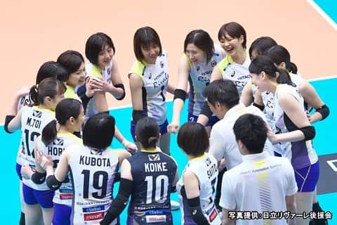 小野寺友香さんのインスタグラム写真 - (小野寺友香Instagram)「＊ 2018/19 V.LEAGUE DIVISION1  ご支援ご声援ありがとうございました。 どんな出逢いも大切に。 沢山の人の支えがあって今の自分がある事。 今プレーが出来ている事を当たり前に思わずに、  色んな人の立場になって考えて、言動行動していこう。  感謝の気持ちをプレーで勝利で返せるように。 もっとプレーも人としても成長出来るよう頑張ります。まだまだこれから。 ... 同じような写真だけど、1試合1試合その時その時1人1人のそれぞれの色んな感情があって...思い返すと全部違って。 * ひさえさんがスパイク打ってる時の写真、何でこんなに他の皆が笑ってるんだろう。面白い。楽しそう。ちょっと怖い。 ブロックする時、ちゃんと目開けよーっと。 そしてナミさんか私、絶対この後吸い込んでる🏐」3月27日 9時30分 - derayu_322