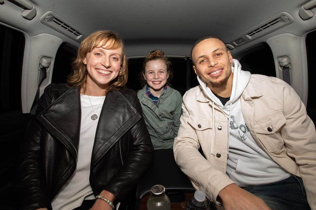 ケイティ・レデッキーさんのインスタグラム写真 - (ケイティ・レデッキーInstagram)「Hung out with @stephencurry30 and Riley Morrison in this week’s episode of #5MinutesFromHome. Catch the full episode this Thursday, March 28 on Steph’s YouTube channel!」3月27日 9時33分 - katieledecky