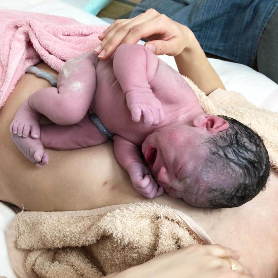 Boojilさんのインスタグラム写真 - (BoojilInstagram)「<👶ご報告> ３月２６日16:58 無事第二子となる、男の子を出産しました。ちょうど3000gの元気な赤ちゃんです。  今回は病院でなく、助産所で初めての出産でした。  助産所、お風呂での水中出産、陣痛始まってから、3時間のスピード安産でした。  ちょうど日中、OKP STOREで、カメラマンの神ノ川智早ちゃんに産前最後の家族写真を撮影してもらった後、待ってました！と言わんばかりに、あれよあれよと陣痛が始まり、助産院に着く頃には痛みが強まり、3時間後にはスポン！と助産所のお風呂で産まれました。  出産死ぬほど痛くて絶叫しましたが、家族のサポートと、助産師さんのおかげで安心して無事産むことができました。  絶妙なタイミングで、カメラマンの智早ちゃんが産まれてすぐ駆けつけてくれて記念に写真を撮ってくれました。  １日の間に産前から産後をまたいで家族写真を撮ってもらえたなんて、すごいタイミングです。智早ちゃん、ありがとう〜 @chihayak  助産院での出産は素晴らしい体験でした。また改めて報告します。ひとまず身体を休めて、ゆっくりします。  みなさま、これからも私たち家族をよろしくお願いします〜  友人のみんな、助産所におりますので、是非赤ちゃん抱っこしにきてください〜  #二人目妊娠中  #出産レポ  #38週 #赤ちゃん #新生児 #助産院出産  #助産所」3月27日 9時44分 - boojil
