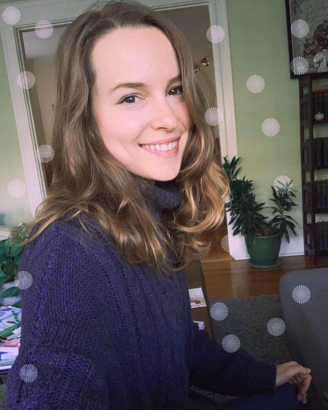 ブリジット・メンドラーのインスタグラム：「Just when you thought about putting away the turtlenecks, guess who is filming a tv series about winter all summer in Los Angeles! Gotcha! 🎉🎉#MerryHappyWhatever」