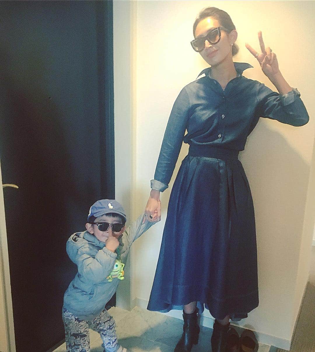 のインスタグラム：「Ready to Start the Day!  今日も1日頑張ろう！😊 #notdrunk #littledean #mommy #Wednesday #readytogo #鬼ママ #ディーン君 #パパ #今日も楽しく行こう  @mariakamiyama」