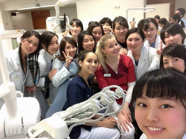 のインスタグラム：「フィンランド海外研修🇫🇮 . 昼間部・夜間部の2年生が海外研修で 歯科医療先進国のFinlandへ✈️ . トゥルク大学とメトロポリア大学では 最先端の技術を学びディプロマ（修了証）を受領🙌✨ . 最後には学生さんから お土産までいただきました🥳 . . #新大阪歯科衛生士専門学校 #sdhc #歯科衛生士 #フィンランド #finland #海外研修 #diploma #🇫🇮 #xylitol #enjoy #smile #仲間 #friend #友達 #fun #学校  #school #夢 #dream #専門学校 #happy #girl #likeforlike #like4like #instagood #instalike #love #dental #dentalhygienist  #dentalhygiene」