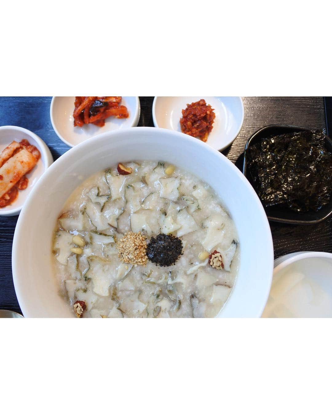 吉竹史さんのインスタグラム写真 - (吉竹史Instagram)「韓国に来ているなら、やはり朝食はアワビ粥！！ コンジハウスのアワビ粥は特に好きで、以前友人に教えてもらって以来、『ほんっとに美味しかった朝ごはん10選〜自分調べ』の中のランキング５位くらいに入っています🤤  気合い入れて、アワビをダブルで✨ あー、この味、家でも真似できないかなぁ。。。 #congeehouse  #コンジハウス #アワビ粥 #ソウル朝ごはん #アワビ #お粥」3月27日 9時49分 - fumi_yoshitake