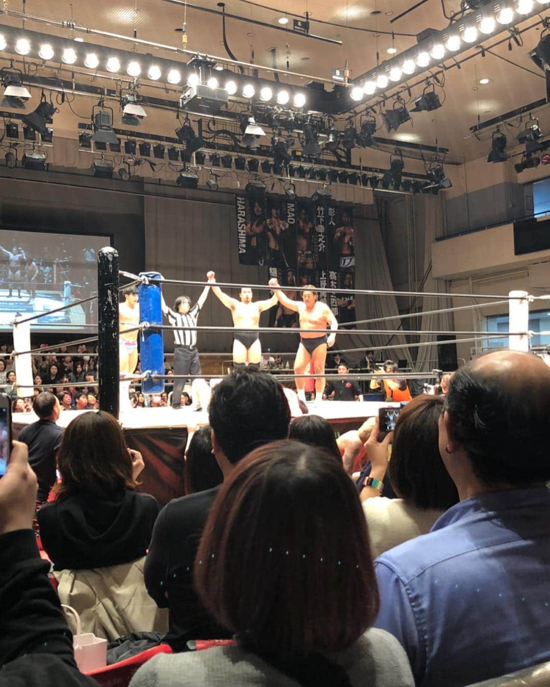 福井柑奈さんのインスタグラム写真 - (福井柑奈Instagram)「. 2019.3.21 🔥DDTプロレス 後楽園ホール🔥 . イチロー選手の引退試合の日、 東京ドームの隣の後楽園ホールにいました⚾️！ 東京ドームに念を送りながら リング上の熱い闘いを観てました😍💕 .  長州力さん出ててね、テンション上がりましてん！レジェンド！ .  もちろん後楽園ホール名物 #レモンサワー 飲みましたよ✌️🔥 .  #東京 #後楽園ホール #ddtプロレスリング  #東京ドームシティ #水道橋 #ddt #長州力 さん #わたしの大好物 #とんがりコーン #プロレス #プ女子 #プロレス好きな人と繋がりたい #❤️ #Followme」3月27日 9時50分 - kanna_fukui