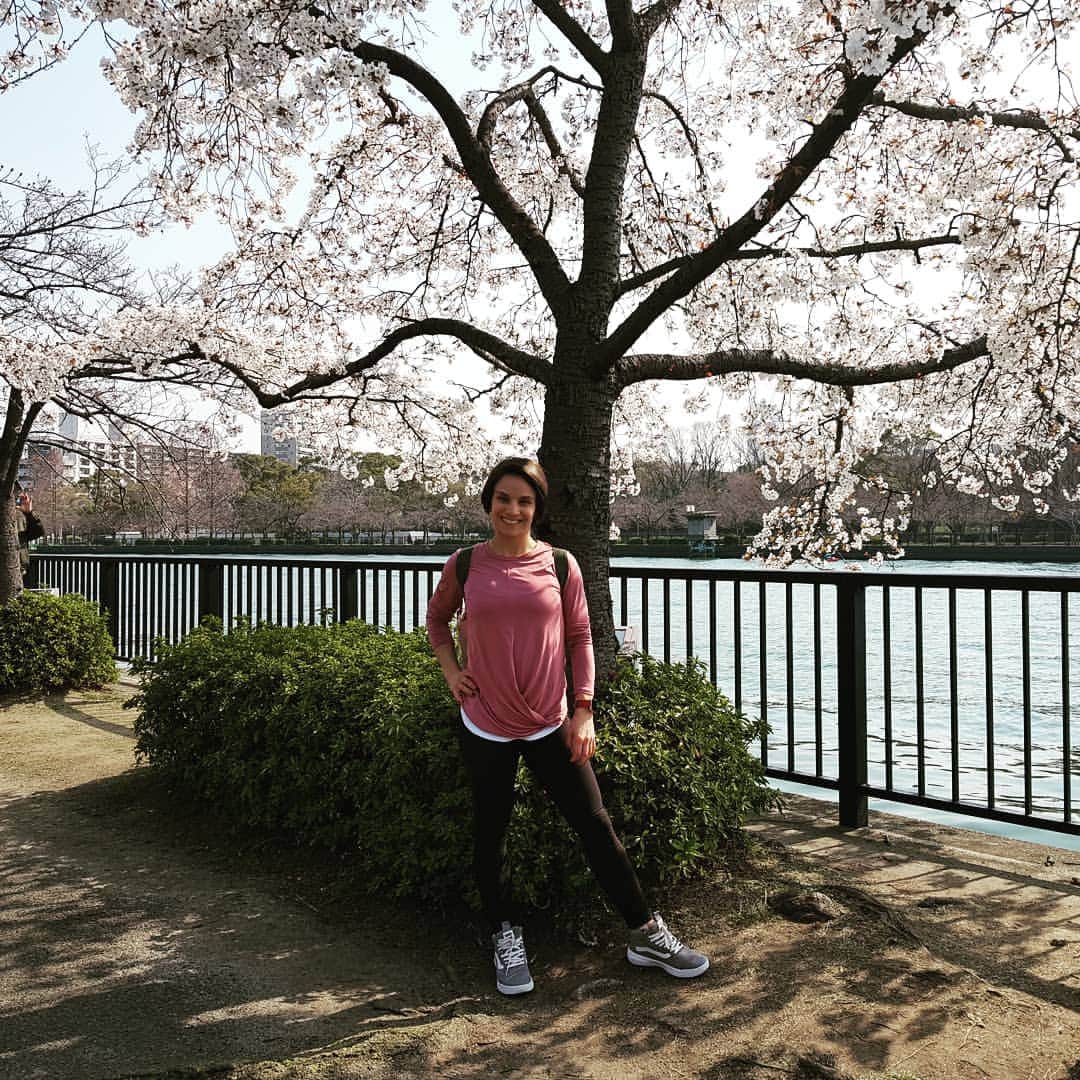 メーガン・デュアメルさんのインスタグラム写真 - (メーガン・デュアメルInstagram)「When in Japan in the spring, take a photo with a cherry blossom tree 🌸  #Osaka #cherryblossom #spring #Japan #morningwalk #beautifulday」3月27日 9時51分 - meaganduhamel