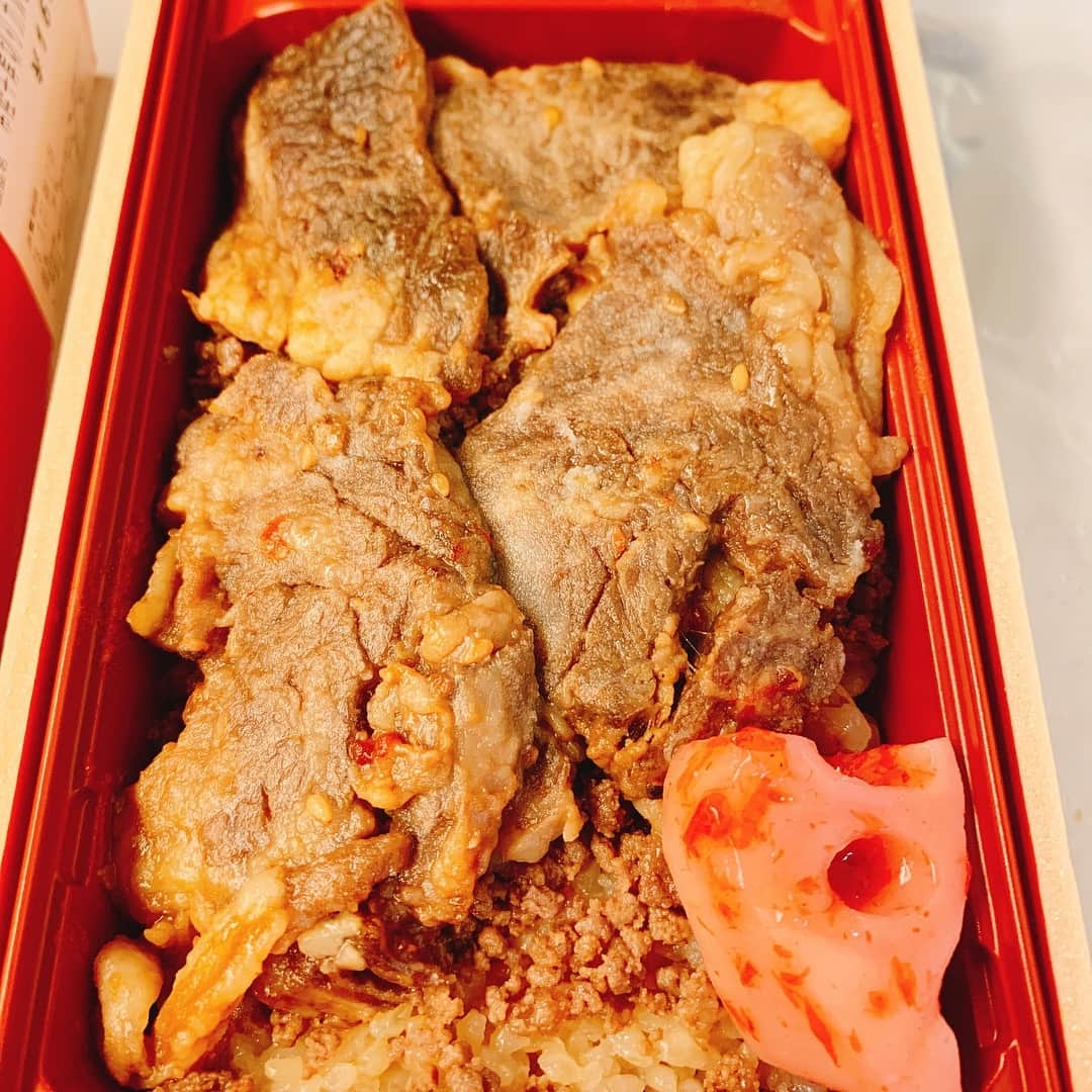 三遊亭とむさんのインスタグラム写真 - (三遊亭とむInstagram)「常盤牛厚切りカルビ焼肉弁当  東京駅 1600円  名前の通り分厚いカルビがドーン！！！ この厚みにしては柔らくて◎ ただ少し脂身が多いのが気になります…  肉そぼろも常盤牛を使っているそうで 炊き込みご飯や小松菜ナムルとも相性抜群！  価格がもうちょい下がるとなお良し！  常盤牛だけに牛肉駅弁ファンも、水戸める美味さ！ 81点  #駅弁 #駅弁コンシェルジュ #落語家 #しまだフーズ #常盤牛厚切りカルビ焼肉弁当 #駅弁評論家」3月27日 10時13分 - ekibenman