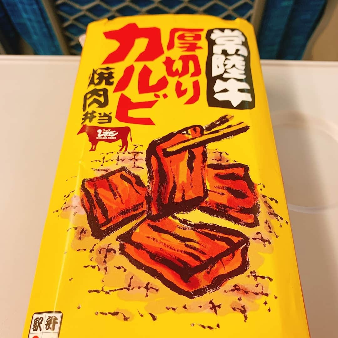 三遊亭とむさんのインスタグラム写真 - (三遊亭とむInstagram)「常盤牛厚切りカルビ焼肉弁当  東京駅 1600円  名前の通り分厚いカルビがドーン！！！ この厚みにしては柔らくて◎ ただ少し脂身が多いのが気になります…  肉そぼろも常盤牛を使っているそうで 炊き込みご飯や小松菜ナムルとも相性抜群！  価格がもうちょい下がるとなお良し！  常盤牛だけに牛肉駅弁ファンも、水戸める美味さ！ 81点  #駅弁 #駅弁コンシェルジュ #落語家 #しまだフーズ #常盤牛厚切りカルビ焼肉弁当 #駅弁評論家」3月27日 10時13分 - ekibenman