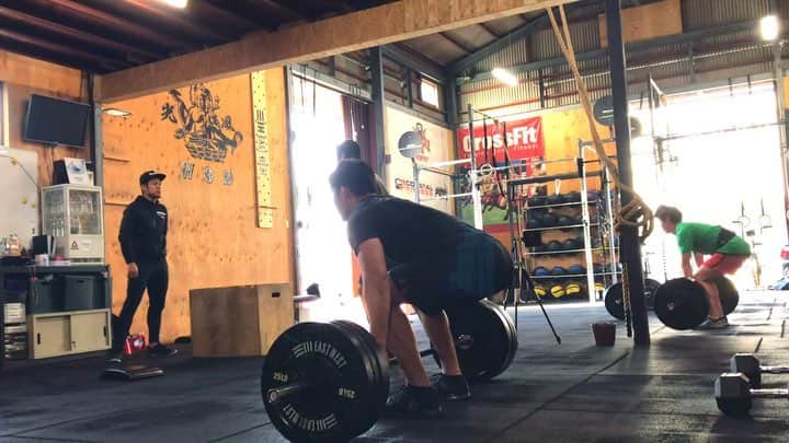 桑水流 裕策のインスタグラム：「今朝の #クロスフィット トレーニング Thanks to @demiyours 【WOD】team of 2 for time 40 dumbbell clean & jerk 50lb 40 dead lift 40 hand stand push up 30 dead lift 30 hand stand push up 20 dead lift 20 hand stand push up 40 dumbbell clean & jerk 50lb  #crossfit #reebok  #reebokjp #CrossFitHakata #strengthtraining #fitspo #fitness」