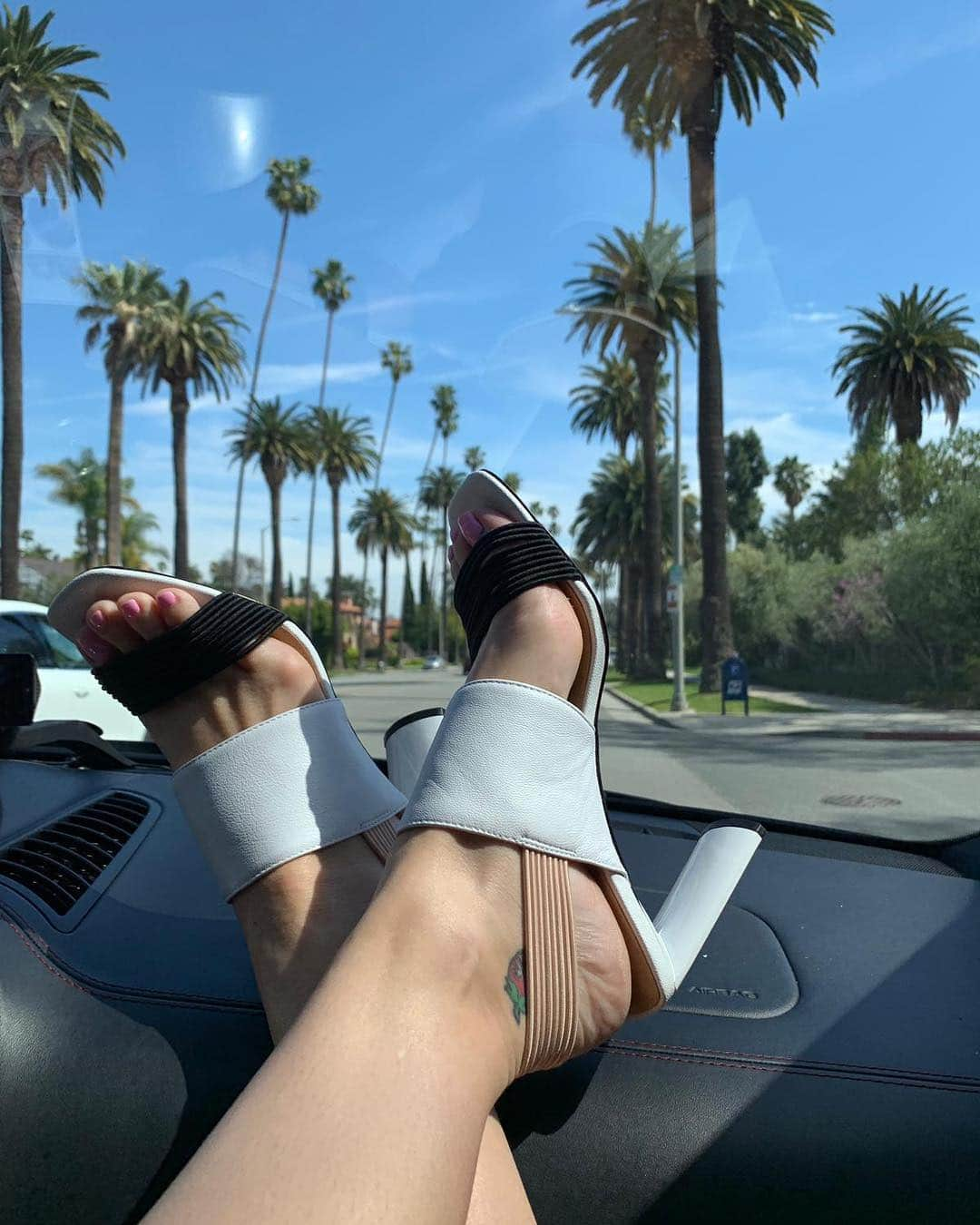 ケイティ・ペリーさんのインスタグラム写真 - (ケイティ・ペリーInstagram)「These sandals aren’t just “Katy’s Pick” on the @katyperrycollections website, but they’re also my pick for my 👣 today 💁🏼‍♀️ Get your 🔥 on this #shoesday #TheCorry」3月27日 10時06分 - katyperry