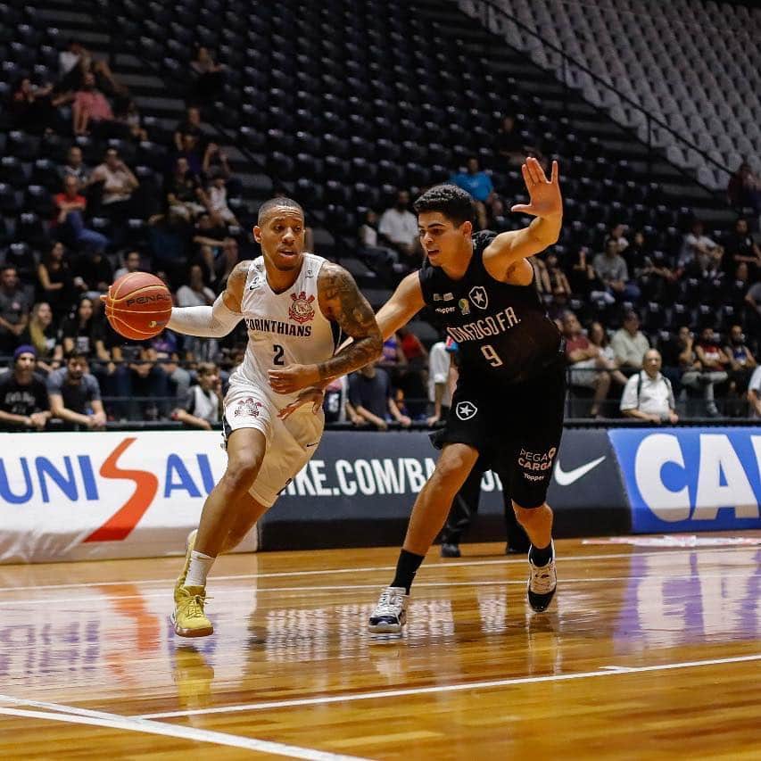 コリンチャンスさんのインスタグラム写真 - (コリンチャンスInstagram)「Com o apoio da Fiel, @sccorinthians.basquete supera Botafogo por 84 a 77 e assume a sétima colocação do @NBB. A partida foi válida pela última rodada da temporada regular. Agora, nos playoffs, o Timão encara o Brasília em três partidas decisivas - com vantagem de dois mandos no Parque São Jorge. Datas e horários serão definidos pela Liga Nacional de Basquete na manhã desta quarta-feira (27).」3月27日 10時07分 - corinthians
