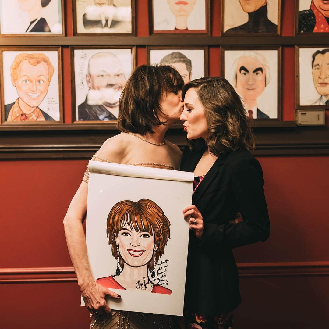 ローラ・オスさんのインスタグラム写真 - (ローラ・オスInstagram)「It’s about time Mama got her marvelous mug immortalized at @sardisnyc... this perfect year, this perfect moment. All the tears and kisses and #friendpride and joy. Congrats, @bethleavel! @theprommusical 📸: @emiliomk/@broadwaycom」3月27日 10時21分 - lauraosnes