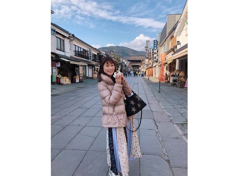 青山郁代さんのインスタグラム写真 - (青山郁代Instagram)「【長野県 善光寺】 ・ ・ 本日開幕の長野公演に向けて、昨日から長野入り🚄✨ ・ ・ 長野出身の新田恵海つんヴィヴィアンが、私達を案内してくれて【善光寺】の他にもオススメ【スムージー】（また改めてUPします）、【ジビエ料理】に【温泉】と、長野を贅沢に楽しむてんこ盛りな１日☺️ ・ ・ 善光寺、本当にステキな場所でした。お戒壇巡りもさせていただきました。 ・ お天気も良くて仲見世通りで食べ歩きしたり… また行きたいなぁ💕 ・ #キューティブロンド #新田恵海 ツーリスト  #善光寺 #お戒壇巡り #光と闇 #お寺参り  #善光寺仲見世通り #焼きおにぎり #七味 #八幡屋礒五郎 #椅子売ってたよ  #御朱印 #長野観光 #長野女子旅  #greenhouse #ジビエ料理 #焼きジビエ罠」3月27日 10時17分 - ikuyo_aoyama