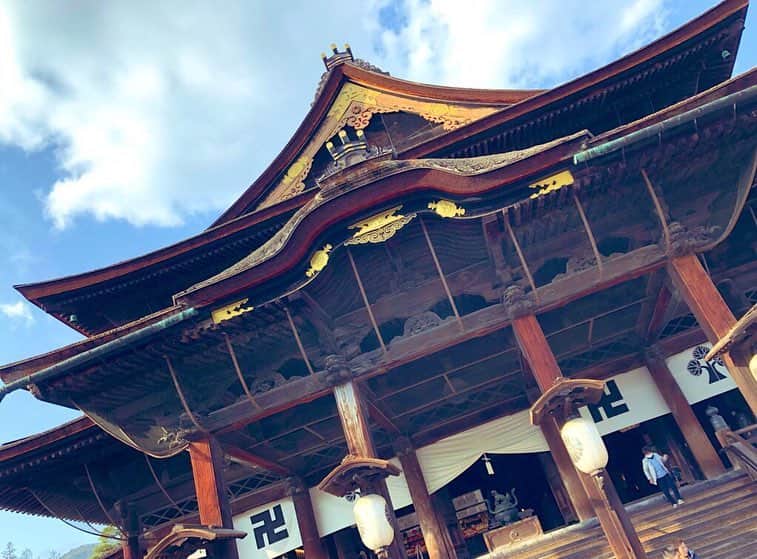 青山郁代さんのインスタグラム写真 - (青山郁代Instagram)「【長野県 善光寺】 ・ ・ 本日開幕の長野公演に向けて、昨日から長野入り🚄✨ ・ ・ 長野出身の新田恵海つんヴィヴィアンが、私達を案内してくれて【善光寺】の他にもオススメ【スムージー】（また改めてUPします）、【ジビエ料理】に【温泉】と、長野を贅沢に楽しむてんこ盛りな１日☺️ ・ ・ 善光寺、本当にステキな場所でした。お戒壇巡りもさせていただきました。 ・ お天気も良くて仲見世通りで食べ歩きしたり… また行きたいなぁ💕 ・ #キューティブロンド #新田恵海 ツーリスト  #善光寺 #お戒壇巡り #光と闇 #お寺参り  #善光寺仲見世通り #焼きおにぎり #七味 #八幡屋礒五郎 #椅子売ってたよ  #御朱印 #長野観光 #長野女子旅  #greenhouse #ジビエ料理 #焼きジビエ罠」3月27日 10時17分 - ikuyo_aoyama