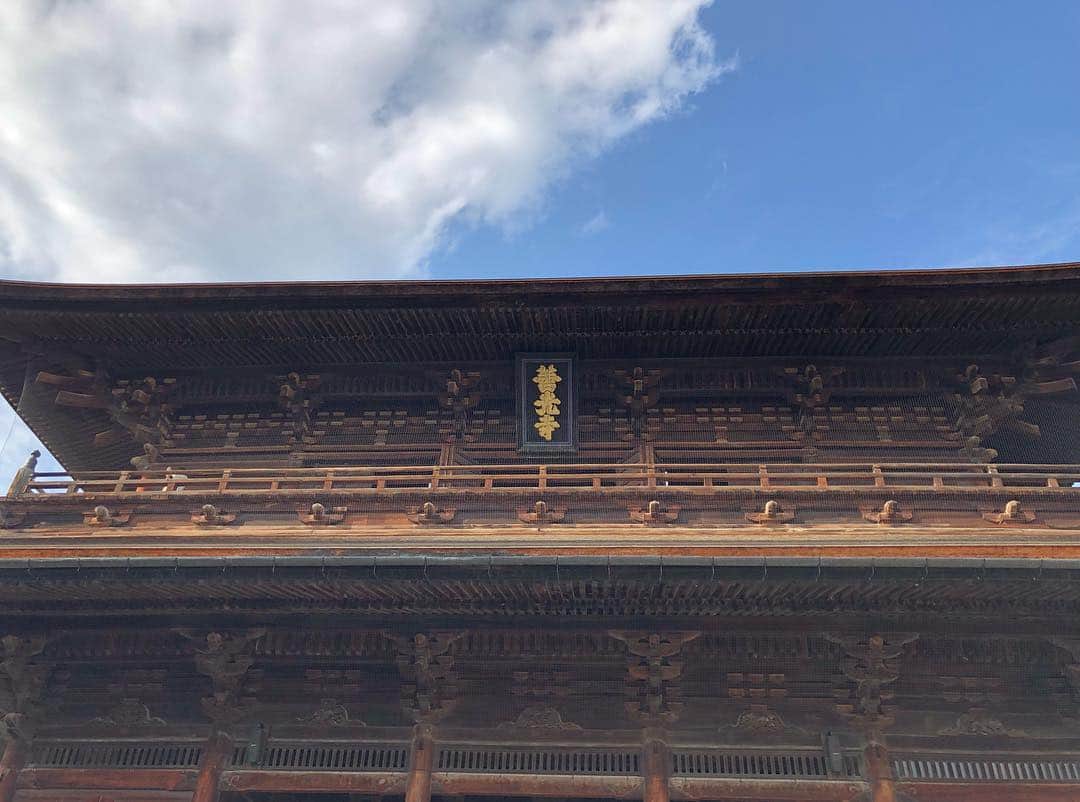 青山郁代さんのインスタグラム写真 - (青山郁代Instagram)「【長野県 善光寺】 ・ ・ 本日開幕の長野公演に向けて、昨日から長野入り🚄✨ ・ ・ 長野出身の新田恵海つんヴィヴィアンが、私達を案内してくれて【善光寺】の他にもオススメ【スムージー】（また改めてUPします）、【ジビエ料理】に【温泉】と、長野を贅沢に楽しむてんこ盛りな１日☺️ ・ ・ 善光寺、本当にステキな場所でした。お戒壇巡りもさせていただきました。 ・ お天気も良くて仲見世通りで食べ歩きしたり… また行きたいなぁ💕 ・ #キューティブロンド #新田恵海 ツーリスト  #善光寺 #お戒壇巡り #光と闇 #お寺参り  #善光寺仲見世通り #焼きおにぎり #七味 #八幡屋礒五郎 #椅子売ってたよ  #御朱印 #長野観光 #長野女子旅  #greenhouse #ジビエ料理 #焼きジビエ罠」3月27日 10時17分 - ikuyo_aoyama