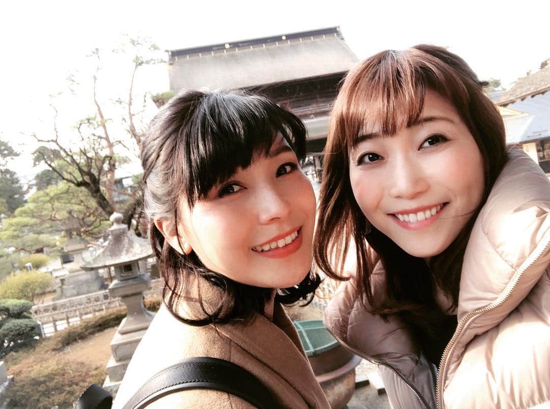 青山郁代さんのインスタグラム写真 - (青山郁代Instagram)「【長野県 善光寺】 ・ ・ 本日開幕の長野公演に向けて、昨日から長野入り🚄✨ ・ ・ 長野出身の新田恵海つんヴィヴィアンが、私達を案内してくれて【善光寺】の他にもオススメ【スムージー】（また改めてUPします）、【ジビエ料理】に【温泉】と、長野を贅沢に楽しむてんこ盛りな１日☺️ ・ ・ 善光寺、本当にステキな場所でした。お戒壇巡りもさせていただきました。 ・ お天気も良くて仲見世通りで食べ歩きしたり… また行きたいなぁ💕 ・ #キューティブロンド #新田恵海 ツーリスト  #善光寺 #お戒壇巡り #光と闇 #お寺参り  #善光寺仲見世通り #焼きおにぎり #七味 #八幡屋礒五郎 #椅子売ってたよ  #御朱印 #長野観光 #長野女子旅  #greenhouse #ジビエ料理 #焼きジビエ罠」3月27日 10時17分 - ikuyo_aoyama