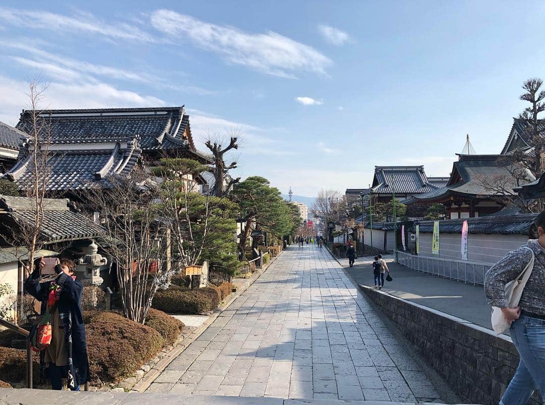 青山郁代さんのインスタグラム写真 - (青山郁代Instagram)「【長野県 善光寺】 ・ ・ 本日開幕の長野公演に向けて、昨日から長野入り🚄✨ ・ ・ 長野出身の新田恵海つんヴィヴィアンが、私達を案内してくれて【善光寺】の他にもオススメ【スムージー】（また改めてUPします）、【ジビエ料理】に【温泉】と、長野を贅沢に楽しむてんこ盛りな１日☺️ ・ ・ 善光寺、本当にステキな場所でした。お戒壇巡りもさせていただきました。 ・ お天気も良くて仲見世通りで食べ歩きしたり… また行きたいなぁ💕 ・ #キューティブロンド #新田恵海 ツーリスト  #善光寺 #お戒壇巡り #光と闇 #お寺参り  #善光寺仲見世通り #焼きおにぎり #七味 #八幡屋礒五郎 #椅子売ってたよ  #御朱印 #長野観光 #長野女子旅  #greenhouse #ジビエ料理 #焼きジビエ罠」3月27日 10時17分 - ikuyo_aoyama