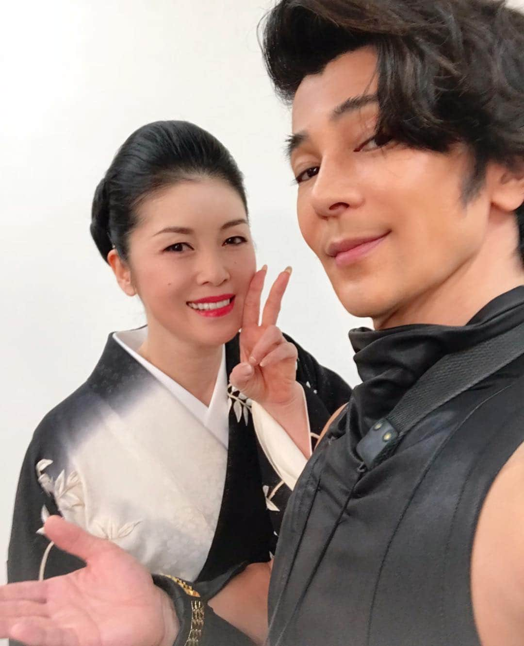 武田真治さんのインスタグラム写真 - (武田真治Instagram)「2019.3.26.TBS『#演歌の乱』をご覧頂いた皆様ありがとうございました📺 北海道の星#細川たかし 大師匠の素晴らしい歌声に寄り添えて大変光栄でした☆ 幸運にも麗しの#藤あや子 様とも写真を撮って頂くことができました！お綺麗でした✨ 衣装スタイリングは#DaPump の#USA のスタイリスト#伊藤伸哉 さん #袴×#革 ⚡️ 感謝^_^ #武田真治」3月27日 10時18分 - shinji.takeda