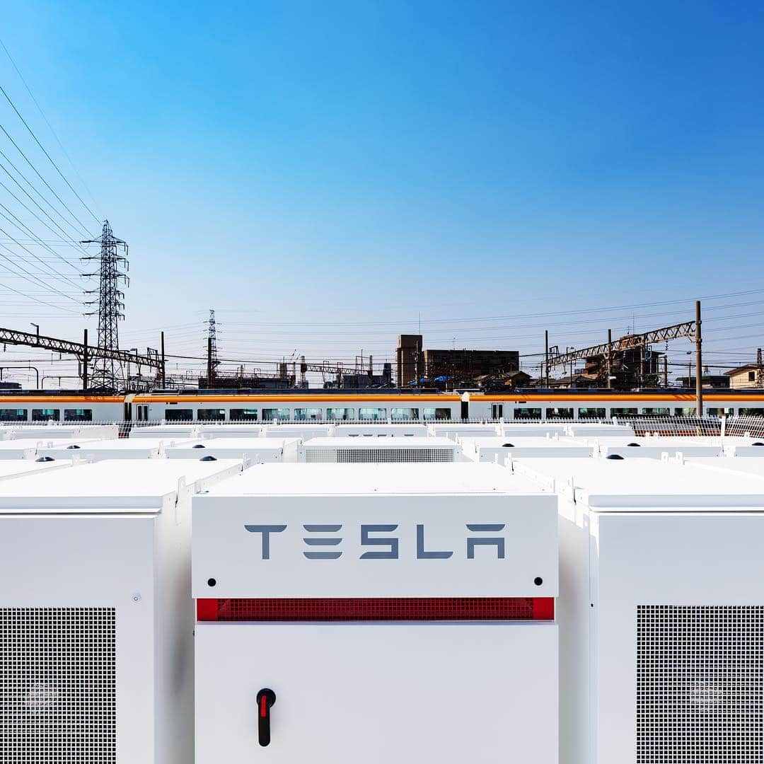 Teslaさんのインスタグラム写真 - (TeslaInstagram)「In the event of a grid outage, this Osaka Powerpack installation is designed to provide emergency backup power to safely move a train and its passengers to the nearest station.  The 42 Powerpack battery system will also help reduce energy demand on the Osaka grid during peak hours – hardware install completed in two days!  tesla.com/powerpack」3月27日 10時23分 - teslamotors