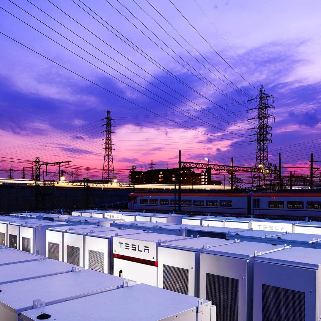 Teslaさんのインスタグラム写真 - (TeslaInstagram)「In the event of a grid outage, this Osaka Powerpack installation is designed to provide emergency backup power to safely move a train and its passengers to the nearest station.  The 42 Powerpack battery system will also help reduce energy demand on the Osaka grid during peak hours – hardware install completed in two days!  tesla.com/powerpack」3月27日 10時23分 - teslamotors