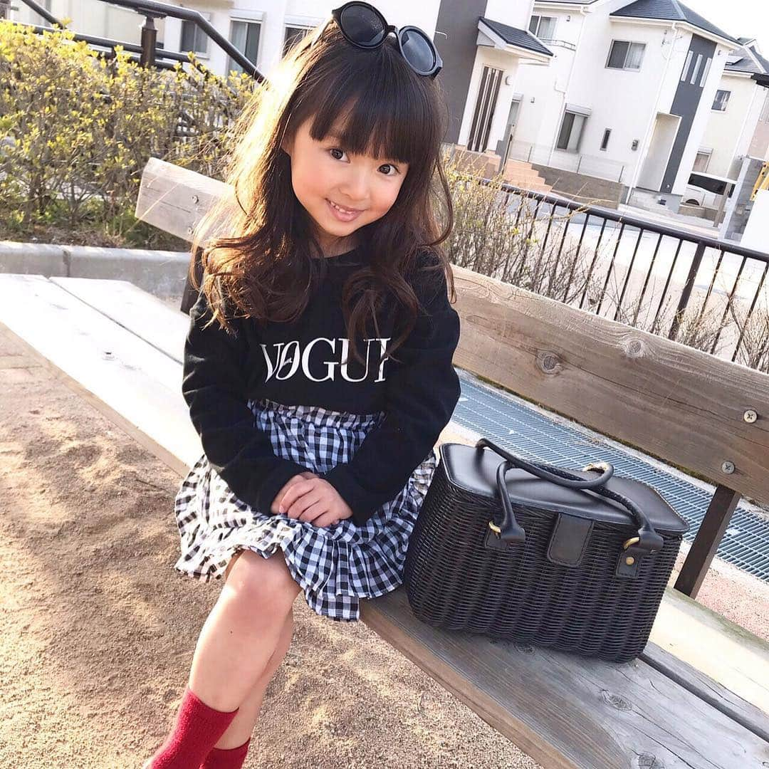 韓国子供服♡smilekids(すまいるきっず) さんのインスタグラム写真 - (韓国子供服♡smilekids(すまいるきっず) Instagram)「* * ☻ご覧頂き有難うございます☻ . . ︎︎︎︎☑︎切替デザインがお洒落な ギンガムチェックワンピース 販売中です♡ １枚でお洒落♡ 色違いレッド×ホワイトも 販売中です♩ . . . 着回しコーデ沢山出来ます♥ これから暖かくなる春の マストアイテムにして下さい。 . . . ☺︎着画model りりかᒼᑋªⁿ☺︎ ☺︎smilekids専属model☺︎ @asuka0921  身長:102cm 体重:15kg size:110 . ————————————————— . . web shop http://smilekids888.com/で販売しています← —————————————————— ★ゆうちょ振込での購入も可能です★ web shopより、在庫を確認後  商品名、サイズ、カラーをDMにて 連絡頂けると幸いです☺︎ 確認後のお返事になりますので お時間を頂く場合があります。 在庫が少ない場合や再入荷の人気商品は 取り置きが難しい事があります。 ご了承ください🥺 . . —————————————————— ご購入してくださった方へ✉️ @smilekids888 をタグ付けして投稿して頂いた方を ストーリーにて紹介させて頂きます😍  さらに‥抽選で‥ 毎月、５名様にお買い物で使えるクーポンを プレゼント🎁致します☺️ . 1等‥1.000円OFFクーポン(2名様) 2等‥500円OFFクーポン(3名様) . 沢山のタグ付けをお待ちしています😍  __________________ . . . . . . . . ☻webshopには.Instagramプロフより リンクでとべます✈︎✈︎✈︎ . . . . #熊本ママ #山鹿 #webshop #韓国子供服 #格安#お洒落さんと繋がりたい  #熊本 #キッズコーデ #裏起毛#キッズファッション  #ig_kids #kids_japan #親バカ部  #kjp_ootd #今日の服 #kidsfashion #プチプラコーデ  #プチプラファッション #mamagirl #リンクコーデ#ママリ#smilekids #３歳#４歳#５歳#春#新作#ファーデニム」3月27日 10時24分 - smilekids888