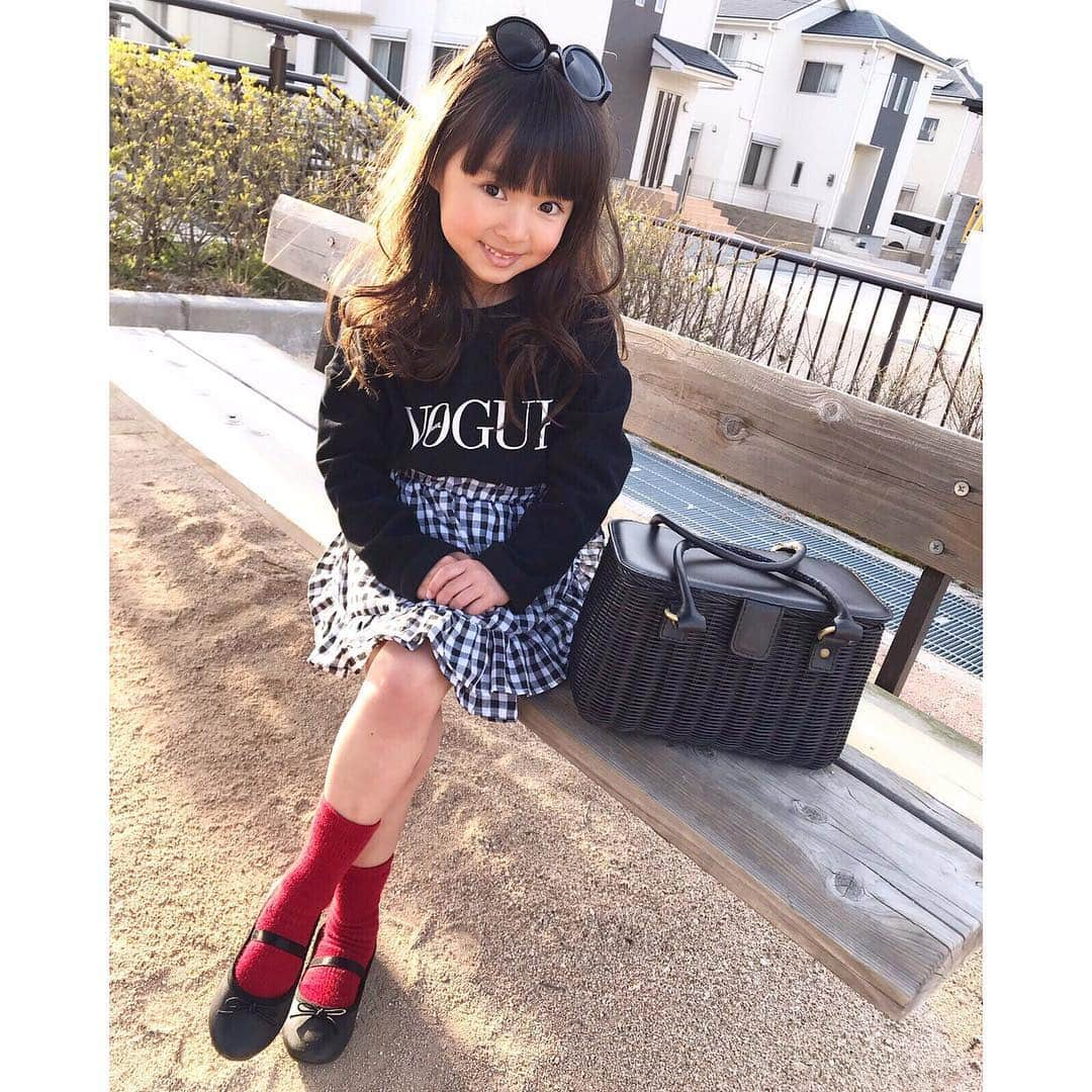 韓国子供服♡smilekids(すまいるきっず) さんのインスタグラム写真 - (韓国子供服♡smilekids(すまいるきっず) Instagram)「* * ☻ご覧頂き有難うございます☻ . . ︎︎︎︎☑︎切替デザインがお洒落な ギンガムチェックワンピース 販売中です♡ １枚でお洒落♡ 色違いレッド×ホワイトも 販売中です♩ . . . 着回しコーデ沢山出来ます♥ これから暖かくなる春の マストアイテムにして下さい。 . . . ☺︎着画model りりかᒼᑋªⁿ☺︎ ☺︎smilekids専属model☺︎ @asuka0921  身長:102cm 体重:15kg size:110 . ————————————————— . . web shop http://smilekids888.com/で販売しています← —————————————————— ★ゆうちょ振込での購入も可能です★ web shopより、在庫を確認後  商品名、サイズ、カラーをDMにて 連絡頂けると幸いです☺︎ 確認後のお返事になりますので お時間を頂く場合があります。 在庫が少ない場合や再入荷の人気商品は 取り置きが難しい事があります。 ご了承ください🥺 . . —————————————————— ご購入してくださった方へ✉️ @smilekids888 をタグ付けして投稿して頂いた方を ストーリーにて紹介させて頂きます😍  さらに‥抽選で‥ 毎月、５名様にお買い物で使えるクーポンを プレゼント🎁致します☺️ . 1等‥1.000円OFFクーポン(2名様) 2等‥500円OFFクーポン(3名様) . 沢山のタグ付けをお待ちしています😍  __________________ . . . . . . . . ☻webshopには.Instagramプロフより リンクでとべます✈︎✈︎✈︎ . . . . #熊本ママ #山鹿 #webshop #韓国子供服 #格安#お洒落さんと繋がりたい  #熊本 #キッズコーデ #裏起毛#キッズファッション  #ig_kids #kids_japan #親バカ部  #kjp_ootd #今日の服 #kidsfashion #プチプラコーデ  #プチプラファッション #mamagirl #リンクコーデ#ママリ#smilekids #３歳#４歳#５歳#春#新作#ファーデニム」3月27日 10時24分 - smilekids888