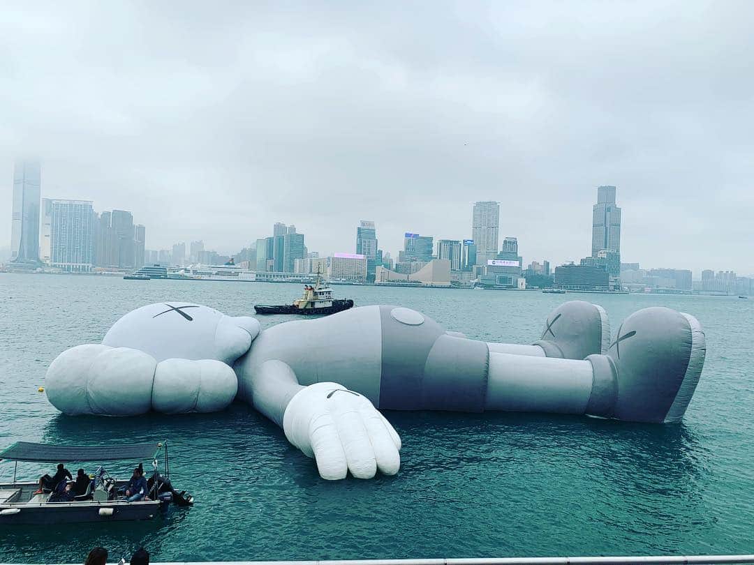 伊藤直樹のインスタグラム：「香港の海に浮かぶ巨大なKAWS @kaws アートがハプニングを起こし共通の話題になる国際都市。アートバーゼルもあり、世界中の大手ギャラリーがあり、もうすぐM+もできる。現代美術を単なる成金趣味で片付けたら確実に認識を誤るかと。まあ、不可解な作品も多いけど。昨日言われた、世界が想像している東京は東京より香港が近い、というある現地日本人のコトバが胸に刺さる。#kawsholiday #kawshongkong #contemporaryart  #artbaselhongkong2019 #hkartmonth #discoverhongkong」