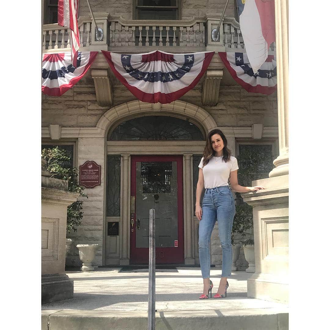 トーレイ・デヴィートのインスタグラム：「Thanks #GreyStoneInn for a lovely stay this weekend in #Wilmington . It was good to be back with some old and new friends. 🥰 #OTH #eyecon3000 ✌️🤟」