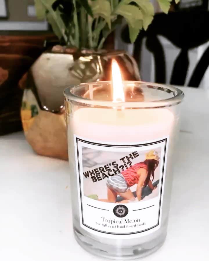 ニコール・ ポリッツィのインスタグラム：「Time to light my summer candle. WHERES THE BEACH 👀👀 #hotmess #smellsdelicioustho (link in story)」