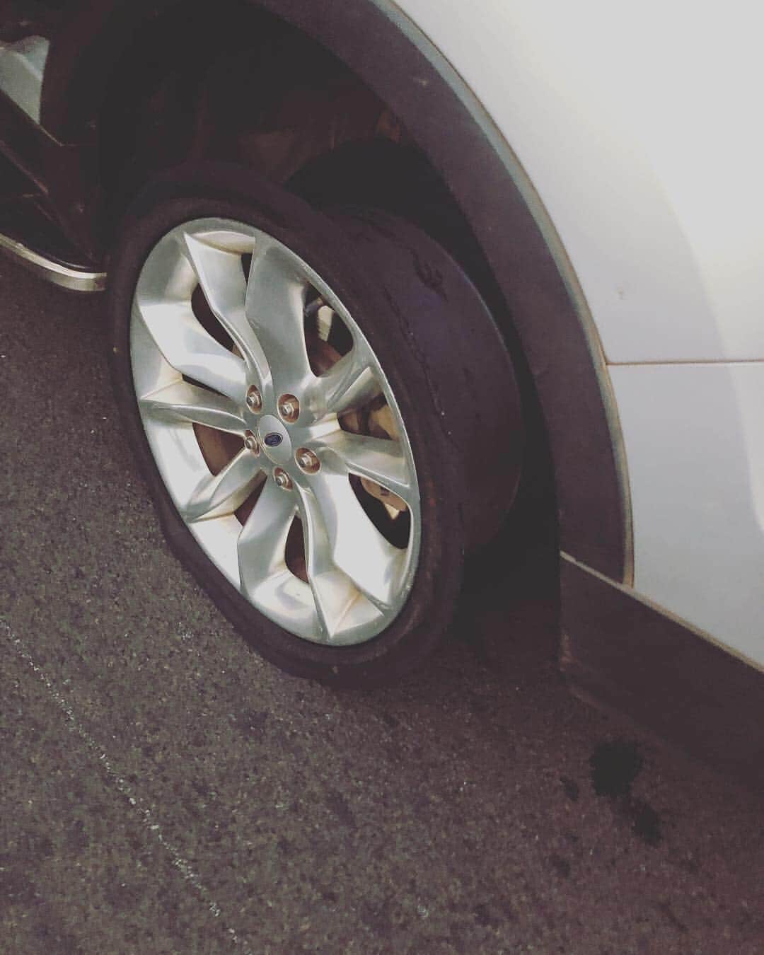 中鉢明子さんのインスタグラム写真 - (中鉢明子Instagram)「OMG😱 the tire flew off... #窓ガラス越しにタイヤが飛んていくのが見えた #制限速度90キロ道路」3月27日 10時40分 - akiko_harlem