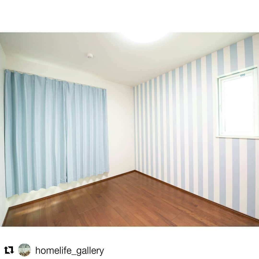 関西LIFE－homelife－さんのインスタグラム写真 - (関西LIFE－homelife－Instagram)「爽やかなブルーに 心もすっきりしますね♪ . #homelife_ . #Repost @homelife_gallery (@get_repost) ・・・ . 【アクセントブルー】 . 水色と白のストライプがさわやかなアクセントクロス カーテンも水色に統一して子供部屋にぴったりの空間です♪ . . ◆―――――――――――――――◆ ▷ more… @homelife_gallery ◆―――――――――――――――◆ . . #子供部屋 #寝室 #ストライプ #壁紙 #アクセントクロス #アクセントカラー #ブルー #爽やか #爽やかな暮らし #統一感 #おしゃれな家 #明るい家 #マイホーム計画 #マイホーム #福知山 #豊岡 #加東 #姫路 #注文住宅 #自由設計 #デザイン住宅 #family #house #home #ホームライフ #ホームライフ100 #アーキホームライフ」3月27日 10時46分 - archihome_local