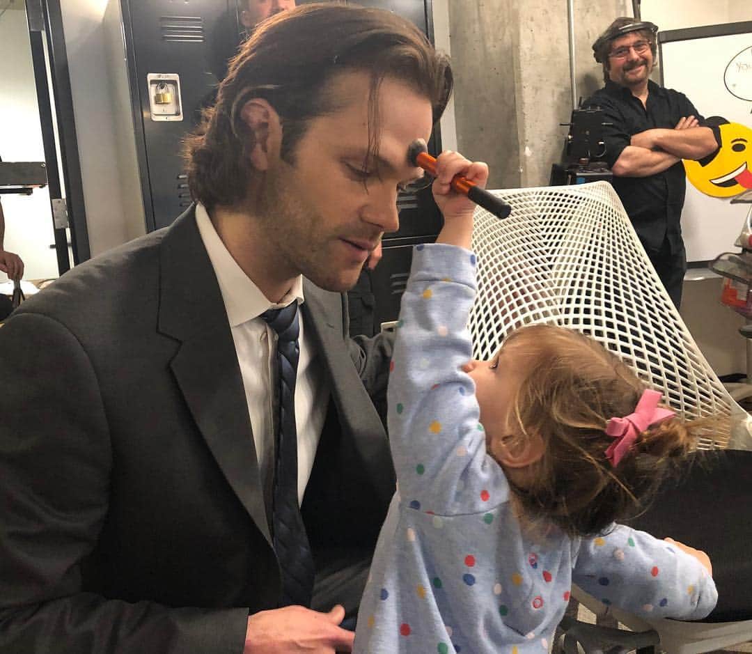 のインスタグラム：「That’s a #Season14 #supernatural wrap for Sam Winchester. Had a little extra make-up help from my baby girl today. If only she knew that SHE is probably the reason for my wrinkles! 😂🤦‍♂️ As I enter my final hiatus, I feel incredible gratitude for my #spnfamily See y’all soon ❤️ (PS: thanks @trishymakeup for the pic! And for letting odette borrow your brush 🤪)」