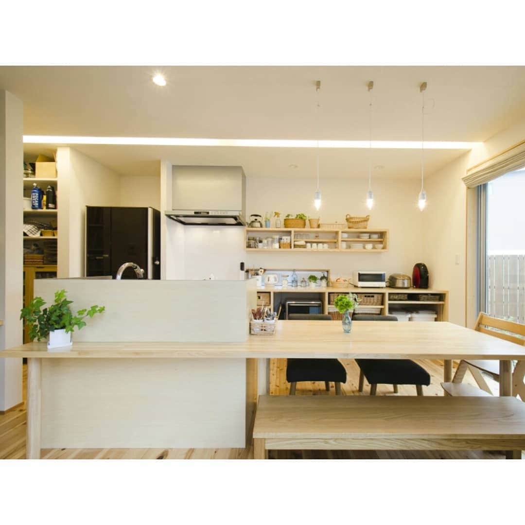 homelife 夢を叶える暮らし方のインスタグラム：「【繋がるキッチン】 . ダイニングと一体になったキッチン お手伝いする子どもの姿が浮かびます♪ . . ◆―――――――――――――――◆ ▷ more… @homelife_gallery ◆―――――――――――――――◆ . . #キッチン #ダイニングキッチン #ダイニングテーブル #無垢材 #自然素材 #ナチュラルな暮らし #子どもと暮らす #家族 #グリーンのある暮らし #おしゃれな家 #明るい家 #マイホーム計画 #マイホーム #福知山 #豊岡 #加東 #姫路 #注文住宅 #自由設計 #デザイン住宅 #family #house #home #ホームライフ #ホームライフ100 #アーキホームライフ」
