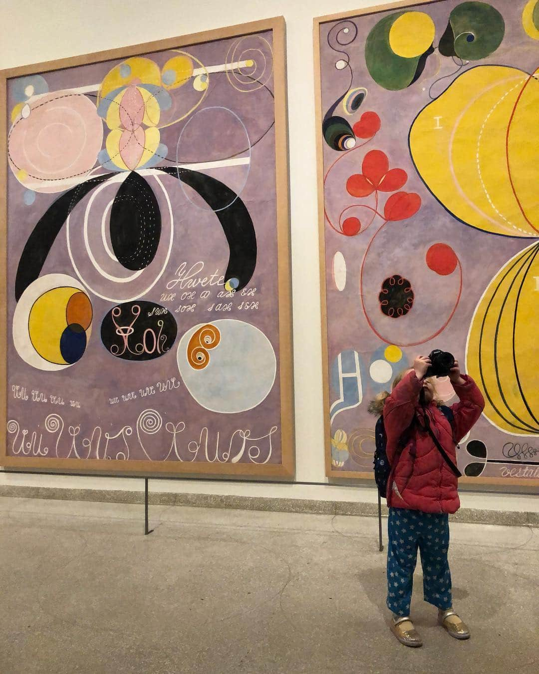 ケイコ・アジェナさんのインスタグラム写真 - (ケイコ・アジェナInstagram)「#HilmaAfKlint @guggenheim inspiring the next generation of artists! Loved to see this little girl snapping pics. Thanks #MOCA membership! LA/NY Reciprocity. I didn’t have to pay. 💕 Thanks Prodigal Son for getting me out to NY.」3月27日 10時52分 - keikoagena