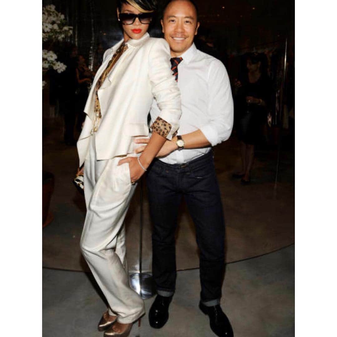 デレク ラムのインスタグラム：「Some incredible people I have had the pleasure to meet. #rihanna at the opening of my 1st store on Crosby Street. She was so cool, of course, and I look like I’m deliriously happy auditioning to be her backup dancer. Missed my opportunity to showcase more of  my moves. Thank you Rihanna for being there! 😘」
