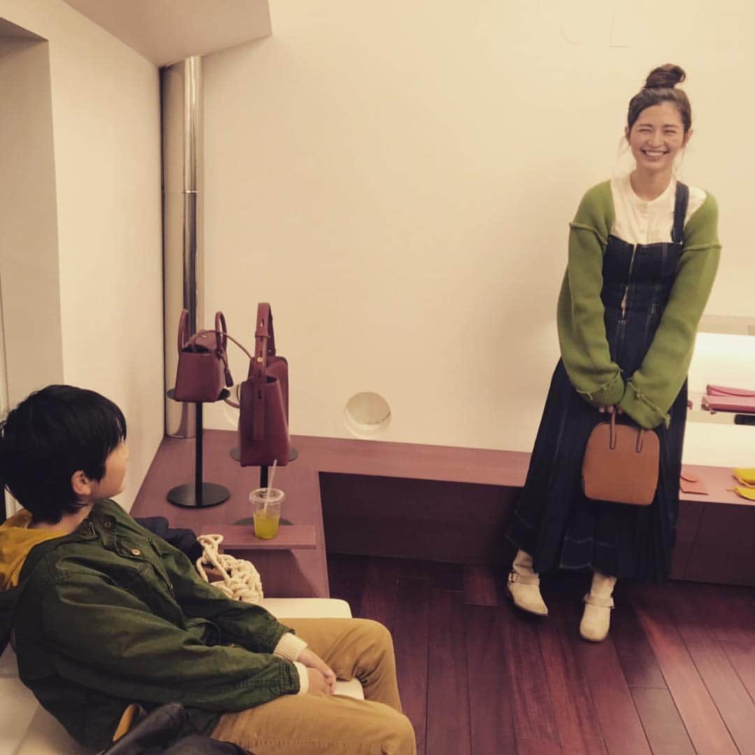 マイコ・ティファニーさんのインスタグラム写真 - (マイコ・ティファニーInstagram)「@epoi_official 新作🌸 2枚目がきめたバック🙆‍♀️三枚目がepoiのご近所仲良し愛世ちゃんっ♡いつもありがとうっ！」3月27日 11時05分 - maikotiffany