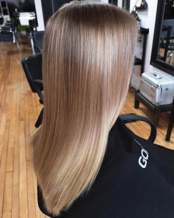 CosmoProf Beautyさんのインスタグラム写真 - (CosmoProf BeautyInstagram)「Our Bronde #hairoftheday goes to @fearlessvanity_kathrine for these ultra smooth locks glossed with @goldwellus color --- 👇 Rules Below!👇 1️⃣Tag your photo #BrondeHOTD #cosmoprofbeauty #licensedtocreate 2️⃣Post a photo of your hair color against an uncluttered background 3️⃣Mention any products used to color or style the hair --- #repost #fearlessvanity_kathrine #bronde #brondehaircolor」3月27日 11時00分 - cosmoprofbeauty