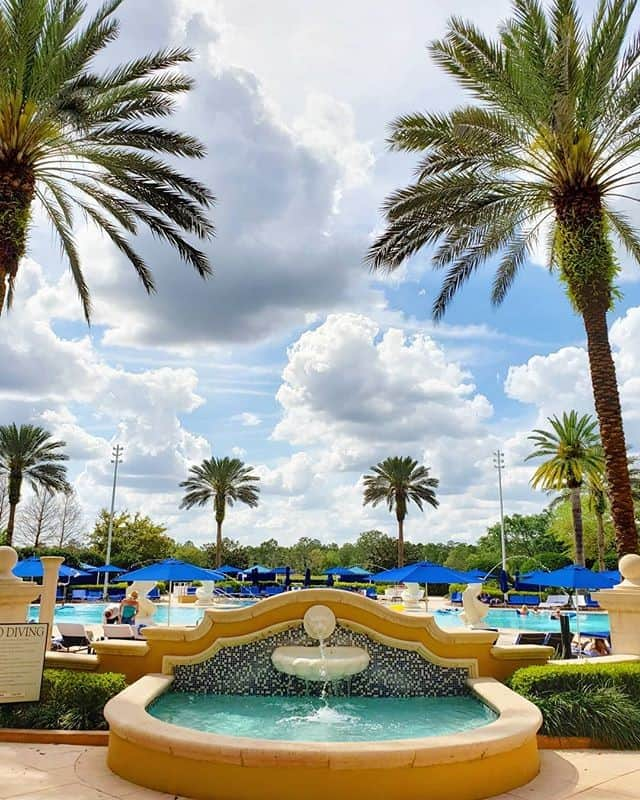 リッツ・カールトンさんのインスタグラム写真 - (リッツ・カールトンInstagram)「Relaxation begins poolside, under the shade of rustling palms at The Ritz-Carlton #Orlando, Grande Lakes. #Florida #CentralFlorida #FL #sunshinestate #pool #palmtrees #relaxing #swimmingpool #blueskies #fountain #vacation #sunshine #travel #travelgram #Instatravel #traveldiaries via – @emo2110」3月27日 11時00分 - ritzcarlton