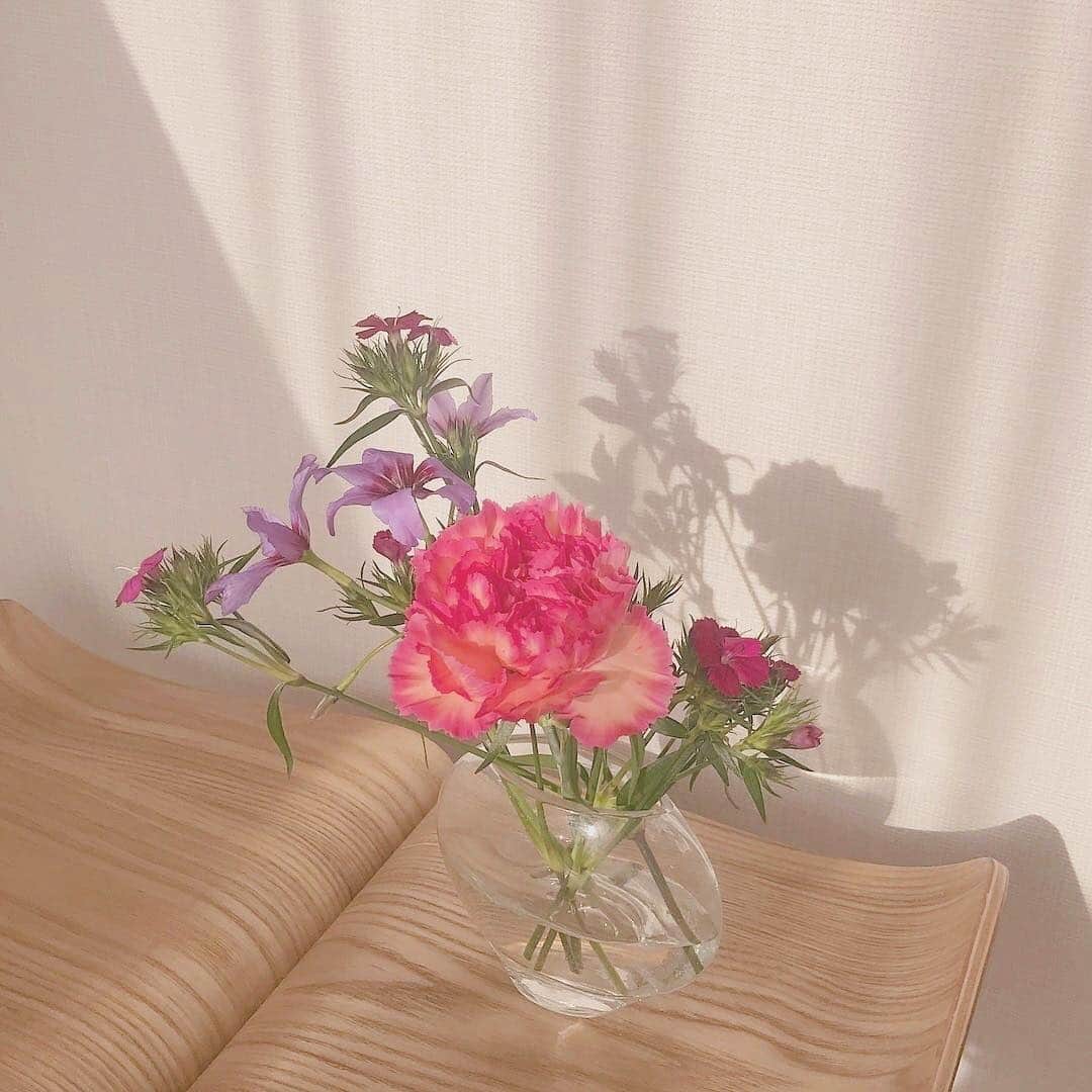 Bloomee LIFEさんのインスタグラム写真 - (Bloomee LIFEInstagram)「・ やっぱり部屋にお花あるだけで気分全然違う🌿🌼 （今お家にいる時間長いから 特にそう思う🤰🏻 ・ Special Thanks Photo by @hokichihiro ・ 長時間お家にいることが多いと 家事やいろんなことをする時など ふと目にした瞬間、癒されますね♡ ・ ・ #bloomeelife#ブルーミーライフ#花のある生活#花好きな人と繋がりたい#おうち時間#花部#花写真#花が好き#花を飾る#暮らしを楽しむ#日々の暮らし#丁寧な暮らし#日々#お花のある暮らし#ナチュラル#素敵な休日#暮らしを整える#くらしのきほん#日々の暮らしを楽しむ#丁寧に暮らす#フラワーベース#北欧#インテリア#flower#フラワーアレンジ#フラワーベース#北欧インテリア」3月27日 11時00分 - bloomee