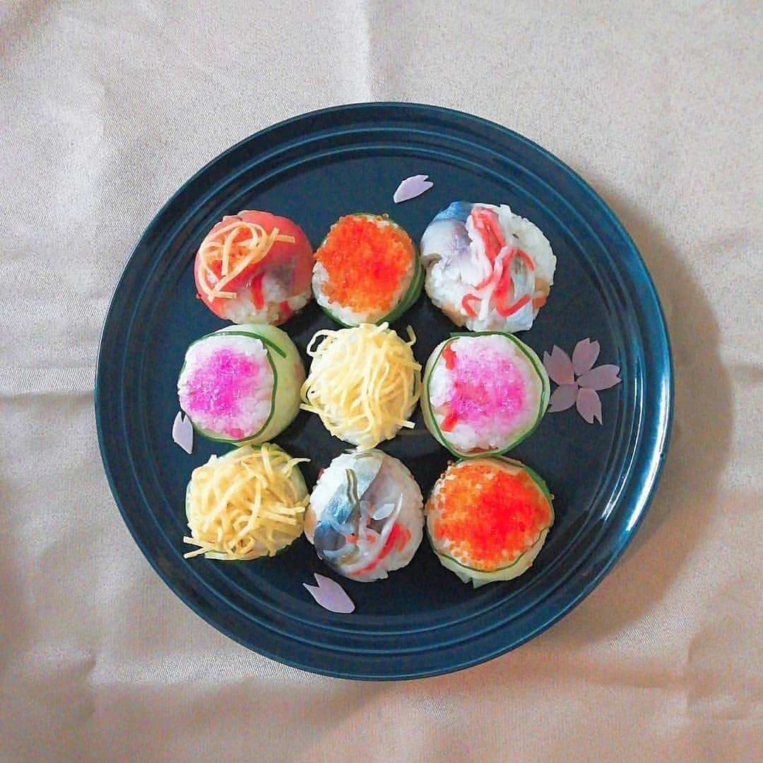 のインスタグラム：「★#花見弁当 ★. . こないだ家族で花見&ピクニック した時のお弁当🍱✨. .　 今日も今からお花見 行ってきます♡. . . #ハグマグ部活 #桜#桜🌸#お弁当 #お弁当記録#お弁当部 #弁当#お寿司#寿司 #フライングタイガー部活 #ピクニック#Picnic #picnicfood #foods  #food#instafood  #春#Spring#春弁当  #お花見#お花見弁当  #お花見🌸 #hugmug  #LUNCH#ランチ #春の訪れ #春ピク部」