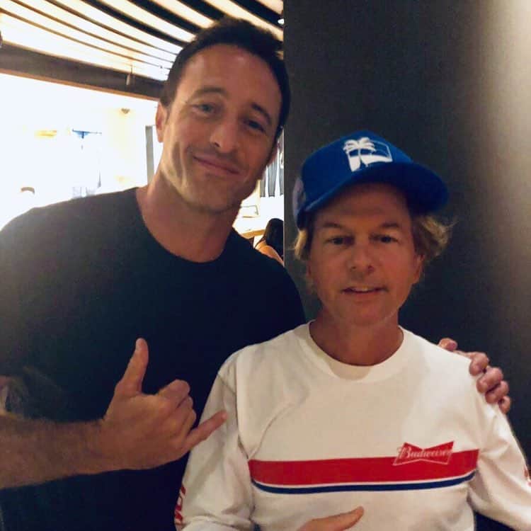 デヴィッド・スペードのインスタグラム：「Me and Alex from Hawaii 5-0 discussing the rock. ( island of Oahu.  I know all the lingo). I wear a hawaii hat in case i get lost.  One of us is buzzed and doesn’t know where the camera is exactly」