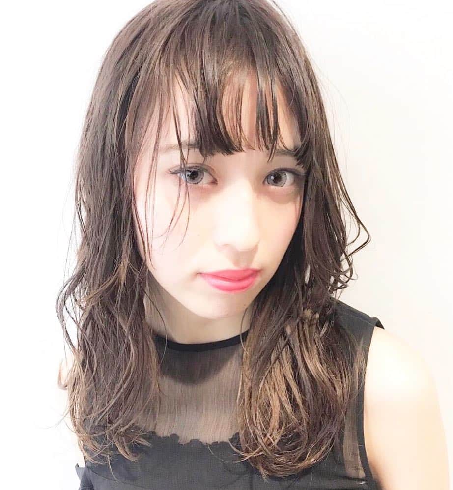 Makaraさんのインスタグラム写真 - (MakaraInstagram)「ウェットカールで大人っぽく(*´˘`*)♡ ▫︎ @makara_ginza ▫︎ 東京都中央区銀座8-8-6-銀栄ビル６Ｆ ▫︎ TEL 03-6264-6135 ▫︎ open10時〜23時 ▫︎ #銀座美容室 #銀座ヘアサロン #銀座8丁目 #深夜営業 #新橋 #有楽町 #おしゃれさんと繋がりたい  #머리스타그램 #時尚 #ラベンダーアッシュ  #ニューオープン #ヌーディーベージュ #インナーカラー #ヘアサロン #ツヤ感 #グラデーションカラー #イルミナ #インナーカラー #アッシュ #外国人風  #コテ巻き #ウェットヘア  #アンチエイジング #グレージュ #ginzasix #ピクサムカラー  #カラーレシピ #オフェロ」3月27日 11時03分 - makara_ginza