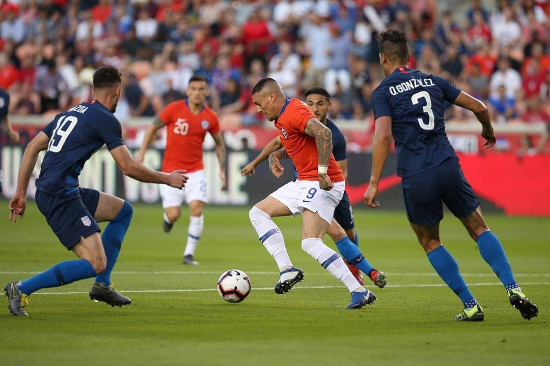 サッカーチリ代表チームさんのインスタグラム写真 - (サッカーチリ代表チームInstagram)「¡Pitazo final en Houston!  #LaRoja cierra la fecha FIFA de marzo con una igualdad 1-1 ante @usmnt 🇺🇸 . . Ahora, a pensar en la @copaamerica - Brasil 2019 🏆 . #VamosChile🇨🇱⚽️」3月27日 11時03分 - laroja