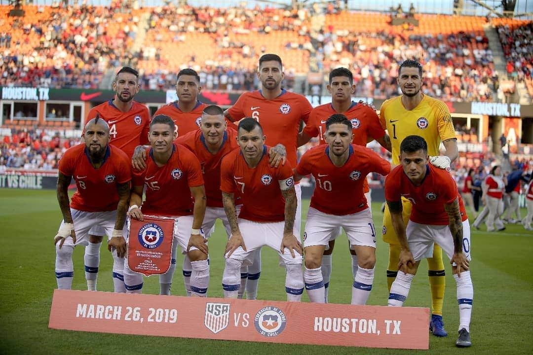 サッカーチリ代表チームさんのインスタグラム写真 - (サッカーチリ代表チームInstagram)「¡Pitazo final en Houston!  #LaRoja cierra la fecha FIFA de marzo con una igualdad 1-1 ante @usmnt 🇺🇸 . . Ahora, a pensar en la @copaamerica - Brasil 2019 🏆 . #VamosChile🇨🇱⚽️」3月27日 11時03分 - laroja