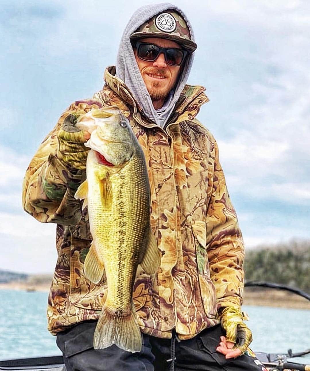 Filthy Anglers™さんのインスタグラム写真 - (Filthy Anglers™Instagram)「He’s back, one of my favorite dudes @dirtymccurdyfishing doing what he does. You hear the term OG a lot by us but this guys is as old school filthy as it gets. Been fortunate to get to know him personally off the water and I wish nothing more than to get to know him while on the water. His head is full of fishing knowledge unlike many and I’d be fortunate to pick away at it, dirty can we really make it happen this year? Congrats buddy, happy to see you doing your thing. You are yet again Certified Filthy. www.filthyanglers.com #filthyanglers #getfilthy #hunting #bassfishing #fishing #fishon #hunting #lakebaccarac #largemouthbass #smallmouth #largemouth #bigbass #outdoors #fishforlife #ladyangler #forever #nature  #girlswhofish #angler #sportfishing  #fishingtrip #iamsportsman #getoutside」3月27日 11時03分 - filthyanglers