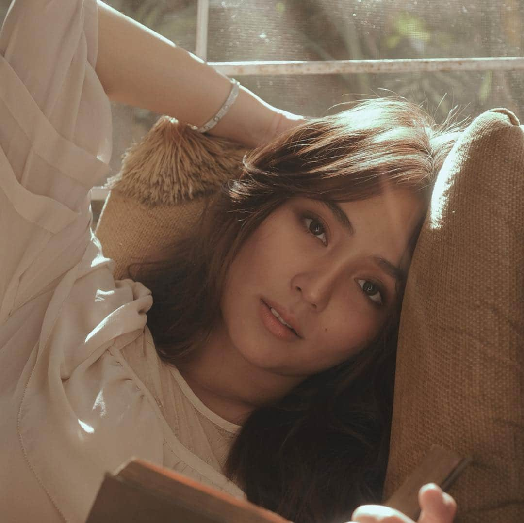 Kathryn Bernardoさんのインスタグラム写真 - (Kathryn BernardoInstagram)「It's time to open a new chapter in my life. Wishing for a year that's all about taking care of the people I love, balancing work and play, and relishing every moment as it happens. 😸❤️ My heart is full reading all your birthday greetings! Thanks to everyone who remembered! 😭🤗 📸 @shairaluna」3月27日 11時11分 - bernardokath