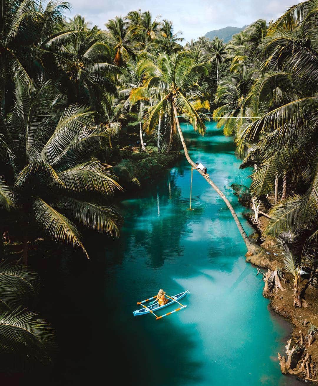 BEAUTIFUL DESTINATIONSさんのインスタグラム写真 - (BEAUTIFUL DESTINATIONSInstagram)「Raise your hand if you'd like to swap your nine-to-five for this! 🙋‍♀️🙋‍♂️ @saltinourhair made that dream a reality — today's office? The dreamy Siargao Island in the Philippines. (📷: @saltinourhair 📍Siargao Island)」3月27日 11時19分 - beautifuldestinations