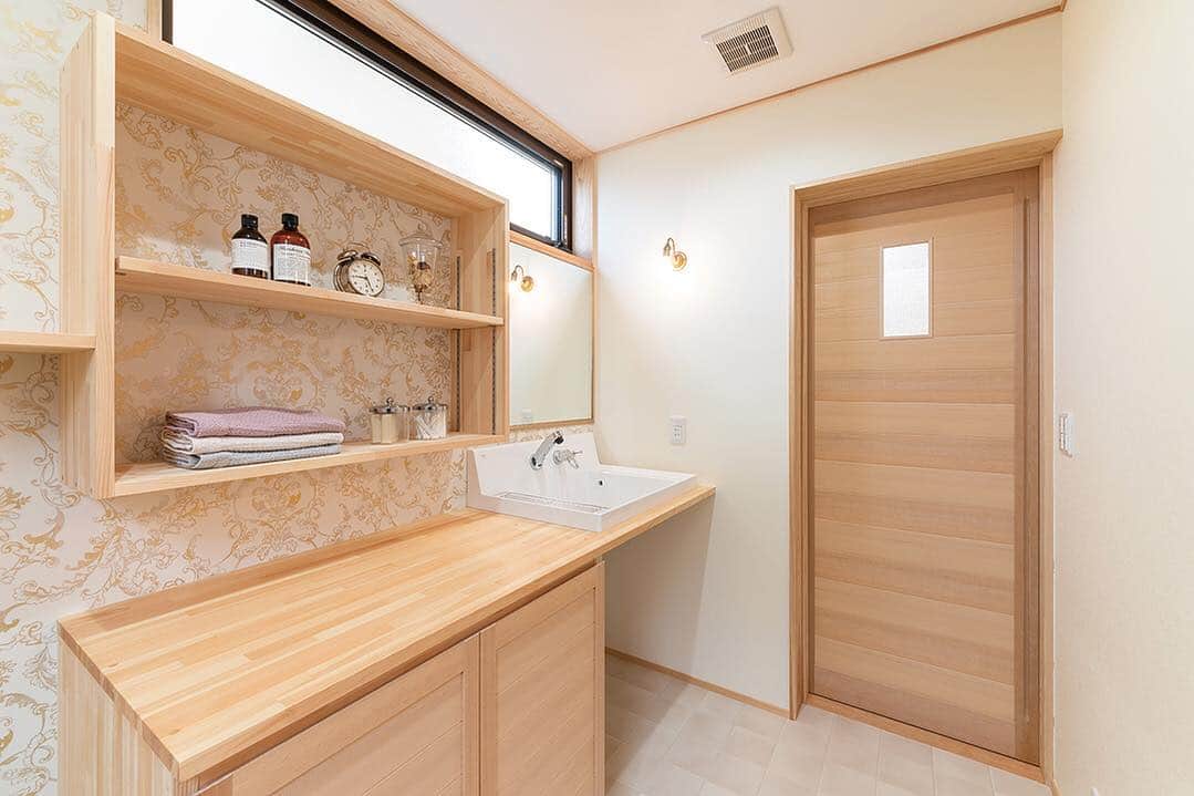 家づくりナビ ☆ 福井 富山 石川 金沢 新築 住宅 建築さんのインスタグラム写真 - (家づくりナビ ☆ 福井 富山 石川 金沢 新築 住宅 建築Instagram)「* アンティーク調の#照明 と高級感のある壁紙を採用した#洗面台 。 * ホテルのような雰囲気を演出したんだそう。 * * >>>その他のpicは( @iedukurinavi )をcheck🎶 >>>更に気になる人は( @iedukurinavi )内のリンクへ🎶 * * ▶お気に入りの写真を保存して、自分だけのコレクションを作りましょ✨ ▶写真の保存は、写真右下のボタンをタップ！ * * ■□:*:―――――――――:*:□■ 「石川 福井 富山」での家づくりの実例をご紹介！ 「家づくりナビ」掲載の中からPostしてます！ ■□:*:―――――――――:*:□■ * * #洗面 #洗面所 #洗面所収納 #洗面台収納 #洗面台インテリア #石川県 #石川 #石川県家づくり #石川県住宅実例 #石川県住宅デザイン実例  #石川県家づくりレポート #石川県家レポ #石川県住宅会社 #石川県工務店 #石川県ハウスメーカー #リノベーション #インテリア #インテリア家具 #新築 #一戸建て #注文住宅 #住宅 #家 #家づくり #建築 #家づくりナビ #家ナビ #いえなび」3月27日 11時32分 - iedukurinavi